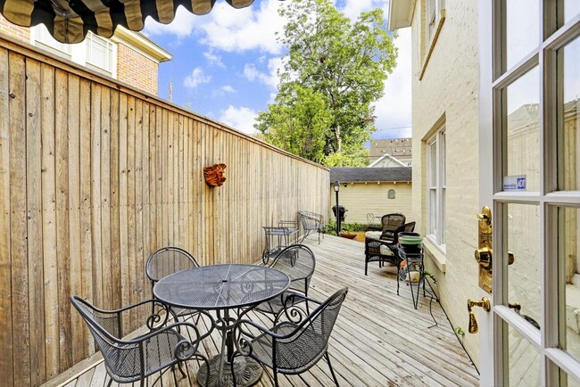 Building Photo - 2313 Wroxton Rd