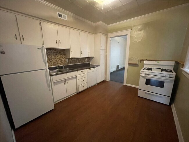 Building Photo - 2406 Peach St