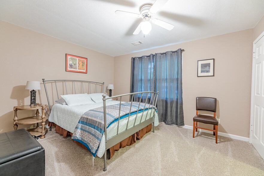 Building Photo - 19 Evesham Ln