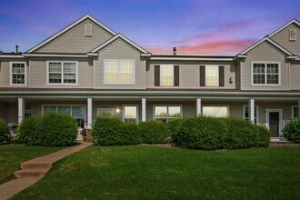 Building Photo - Freshly Remodeled 3bd 3ba Townhome for Ren...