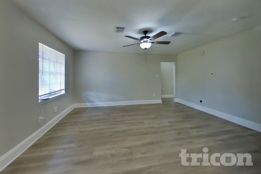 Building Photo - 4427 Oakside Dr
