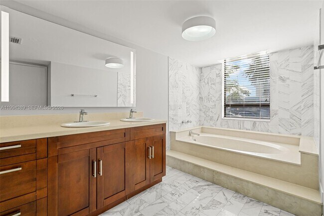 Building Photo - 5845 Collins Ave