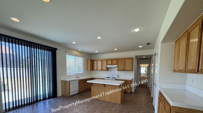 Building Photo - Spaciouse 4 Bed- 3 full Bath + plus Loft Home