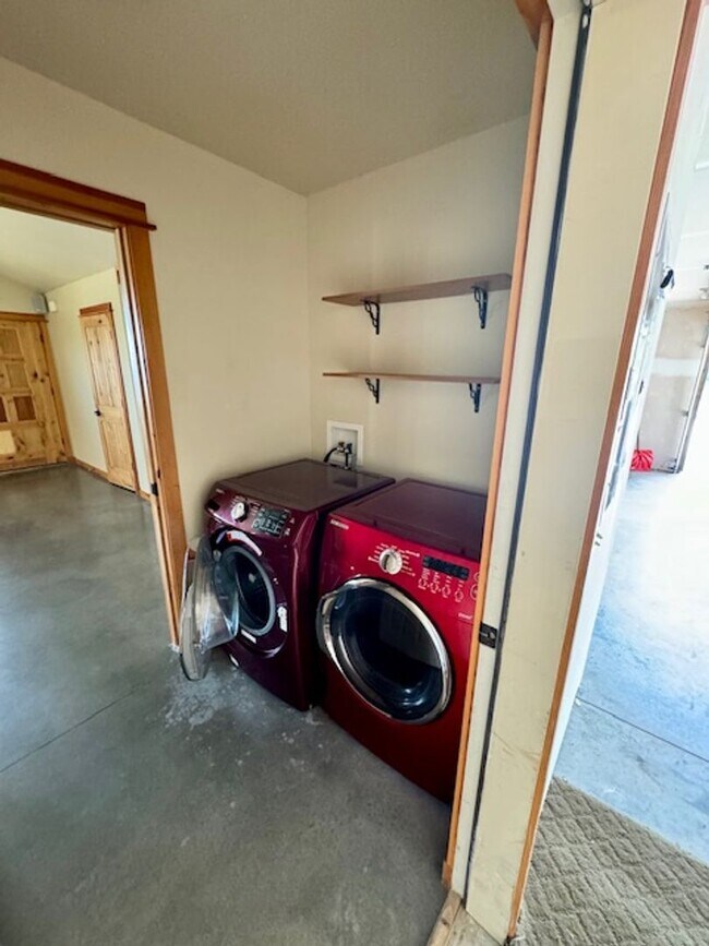 Building Photo - 3-Bedroom, 2-Bathroom Single-Level Home in Bozeman, MT