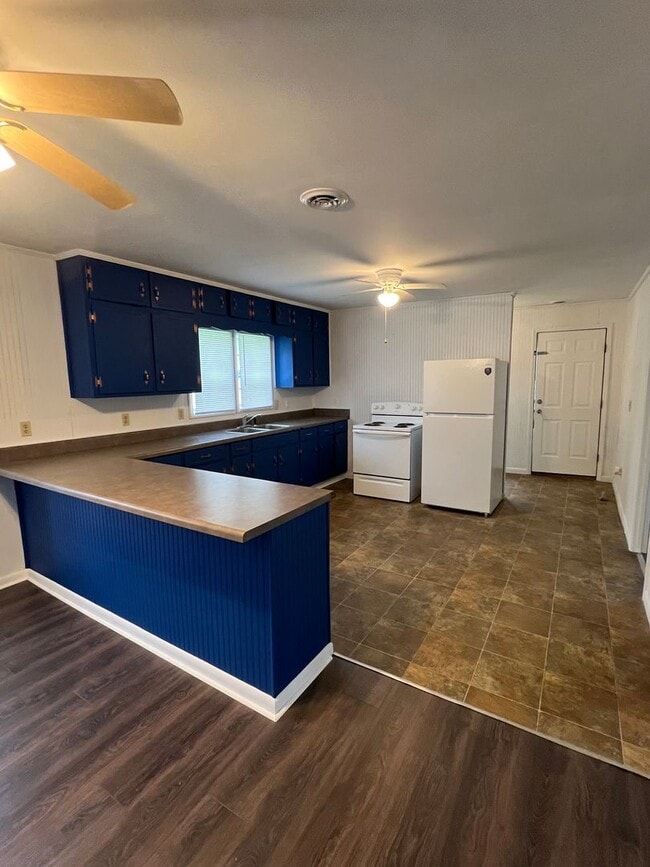 Building Photo - 3 Bedroom, 1 Bath, Arab City Schools