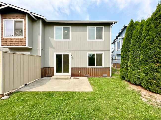 Building Photo - Updated Townhouse in Ellenbsurg