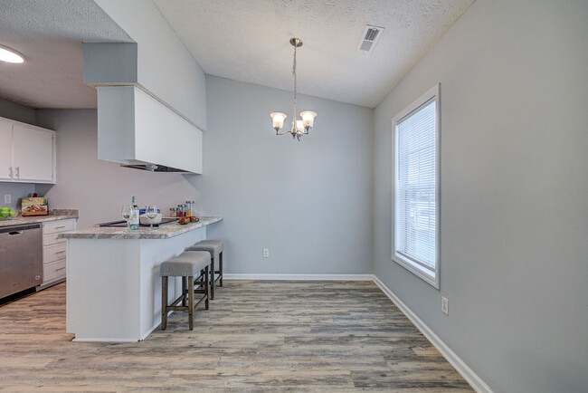 Building Photo - 617 Varsity Dr