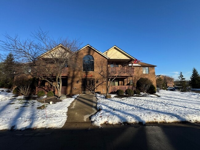 Building Photo - 8611 Scenicview Dr