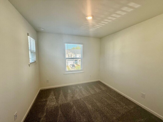 Building Photo - Three bedroom, 2.5 bath townhome in Mebane...