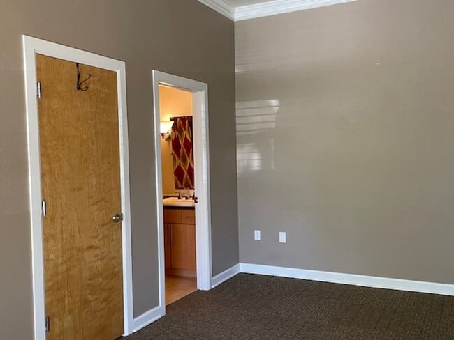 Building Photo - 2 Bedroom 2 Bath