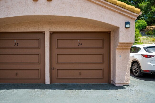 Building Photo - 3581 Cameo Dr