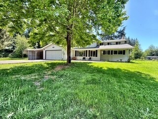 Building Photo - 450 NE Riverhill Dr