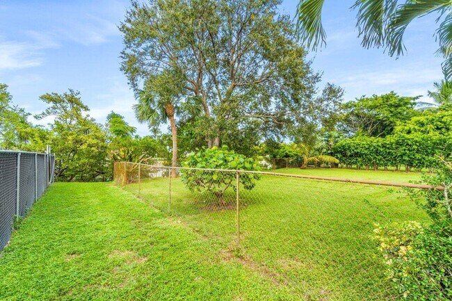 Building Photo - 751 Hummingbird Way