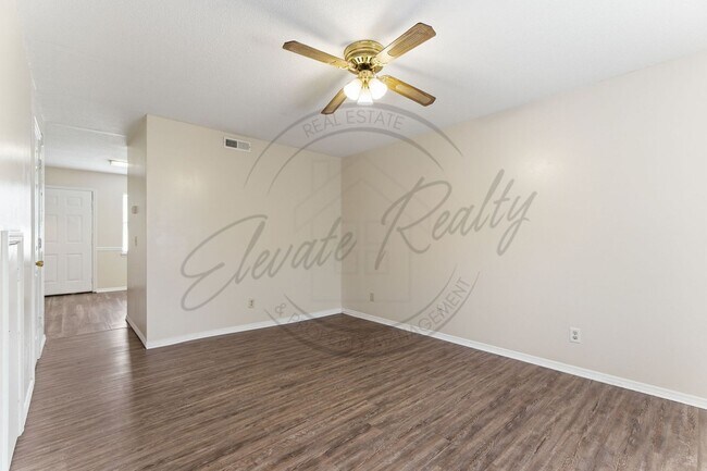 Building Photo - Spring Special: Charming 2 Bed / 1.5 Bath Townhouse in Cookeville