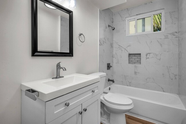 Building Photo - Stunning HUGE Top-floor 2+2 Luxury Unit