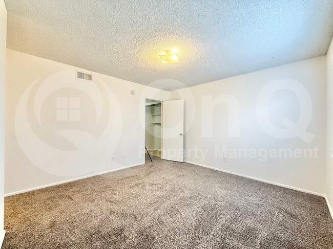 Building Photo - 912 N Revere