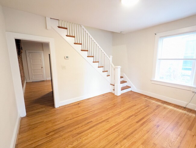Building Photo - Charming Historic townhouse in downtown Frederick available mid June!