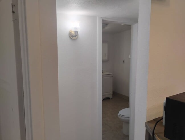 Building Photo - 104-106 1/2 Fishering Dr
