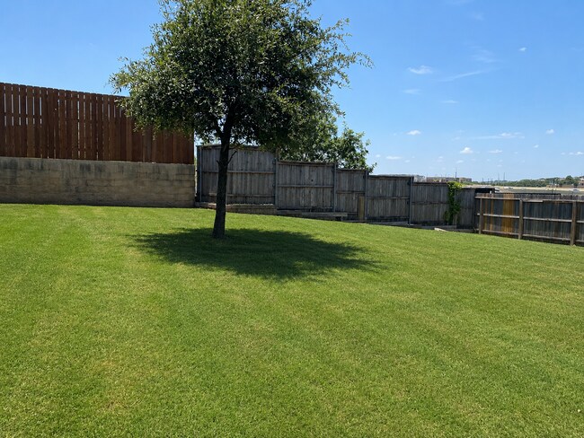 Building Photo - 3 Bedroom/2 Bath Encino Ridge Subdivision
