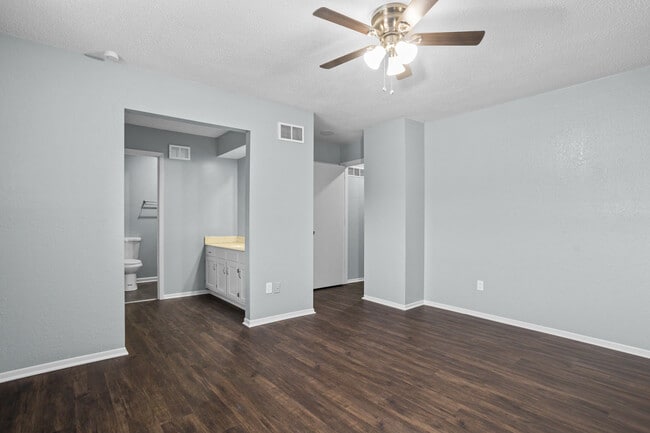 Building Photo - 642 NW Valleybrook Rd