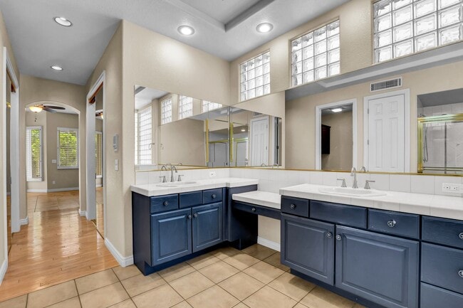 Building Photo - Single Story in Country Club Hills!