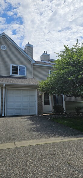 Building Photo - 2225 Ranchview Ln N