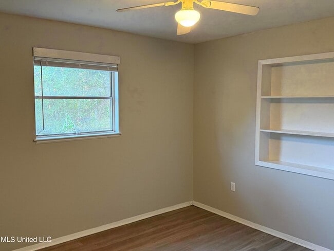 Building Photo - 609 Academy Dr
