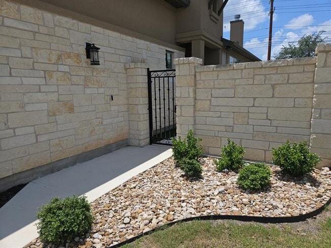 Building Photo - 904 Indian Hawthorne Dr