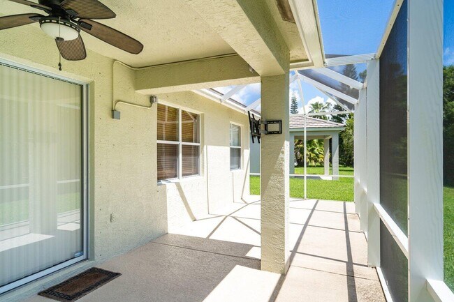 Building Photo - 732 SW Rocky Bayou Terrace