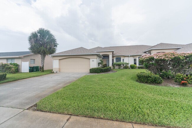 Building Photo - Beautiful Home in Satellite Beach including Lawncare and Community Pool