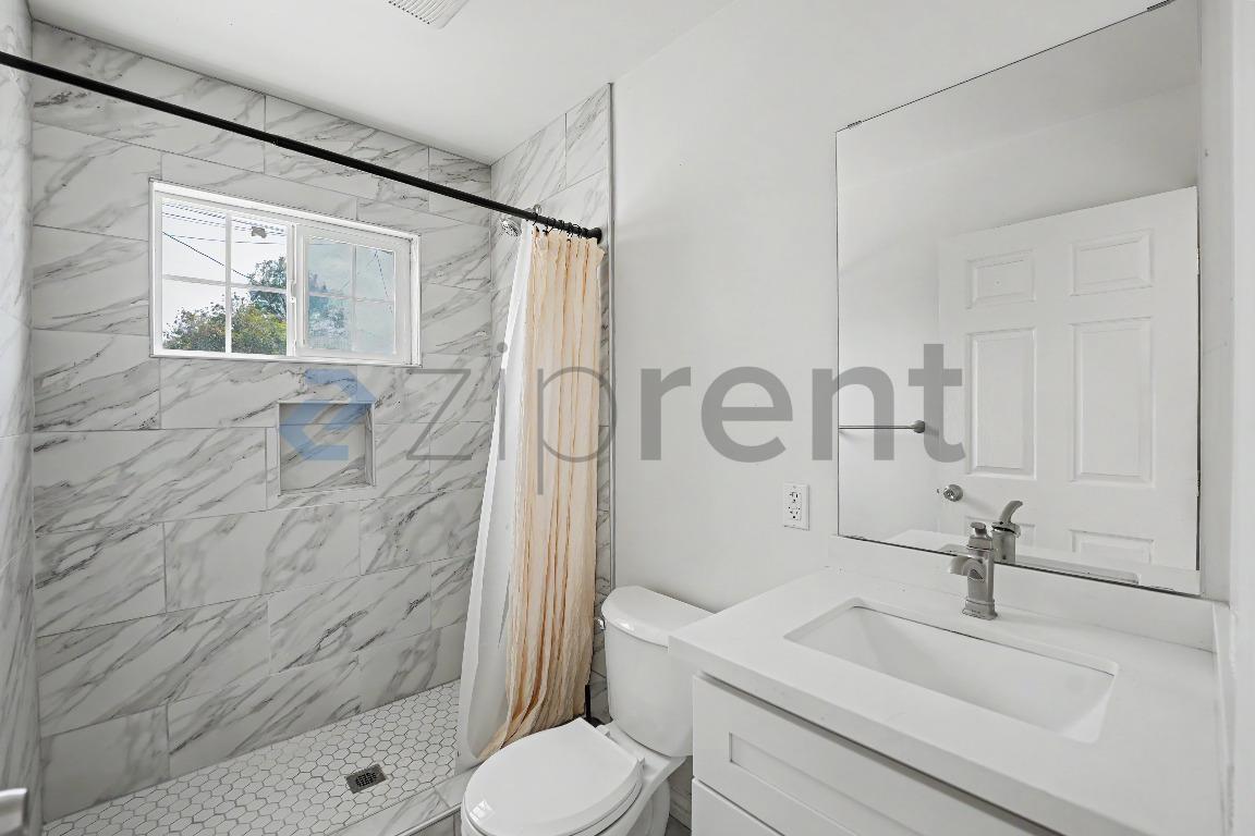 Building Photo - Unit A