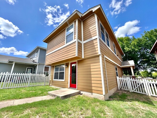 Building Photo - Charming 3BR/2BA Two-Level Home with Cover...