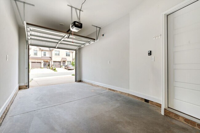 Building Photo - Available NOW! 2BR/2.5BA Townhouse in Mebane
