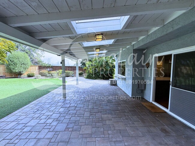 Building Photo - 4 bd with SOLAR  and AC with huge yard!