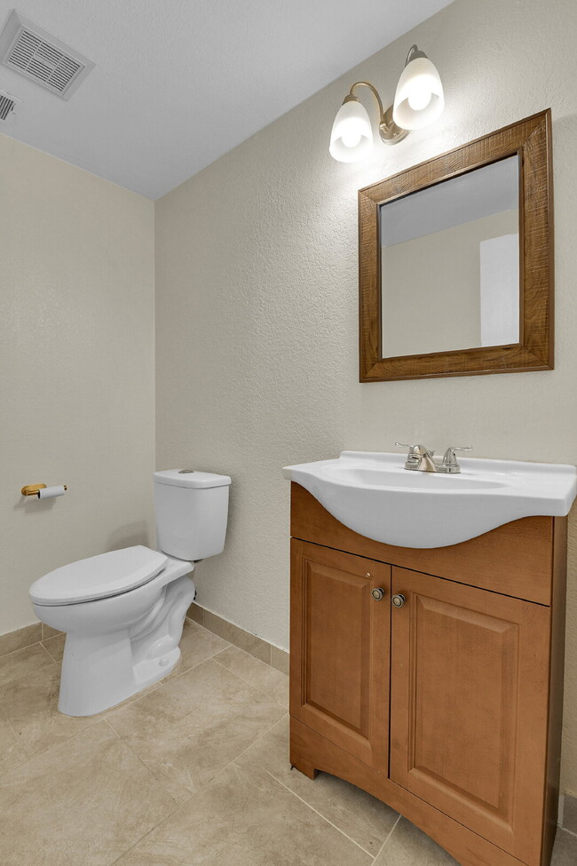 Building Photo - $1,775 - 2 Bed, 2.5 Bath End Unit in Auror...