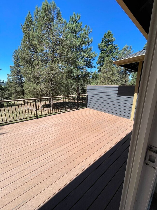 Building Photo - Spacious 3-Bed Home with Private Baths