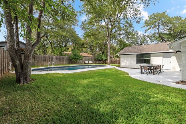 Building Photo - 8806 Ridgehill Dr