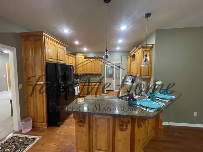 Building Photo - 4 Bedroom Home in Kickapoo District!