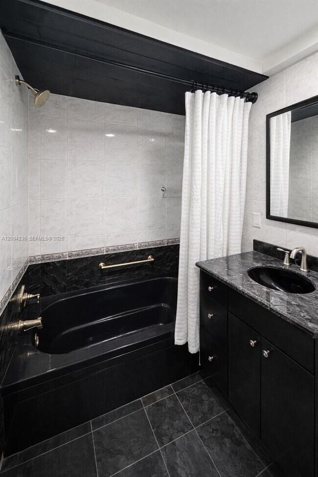 Building Photo - 1175 NE Miami Gardens Dr