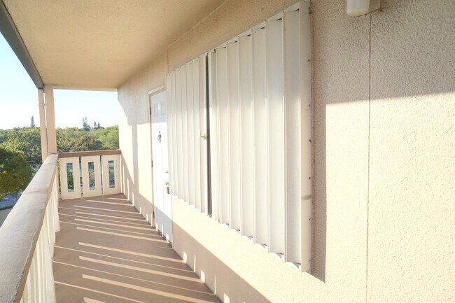 Building Photo - 401 Southampton A