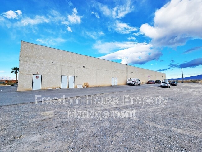 Building Photo - 1231 E Basin Ave