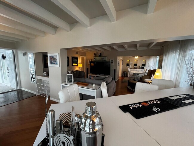 Building Photo - 904 NE 20th Ave