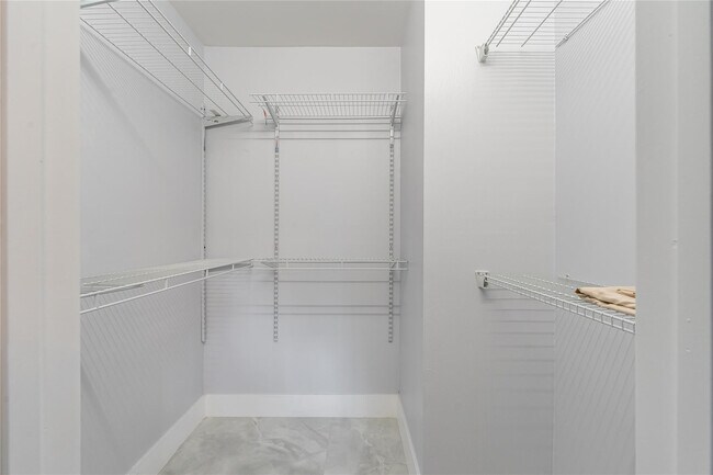 Building Photo - 9523 S Hollybrook Lake Dr