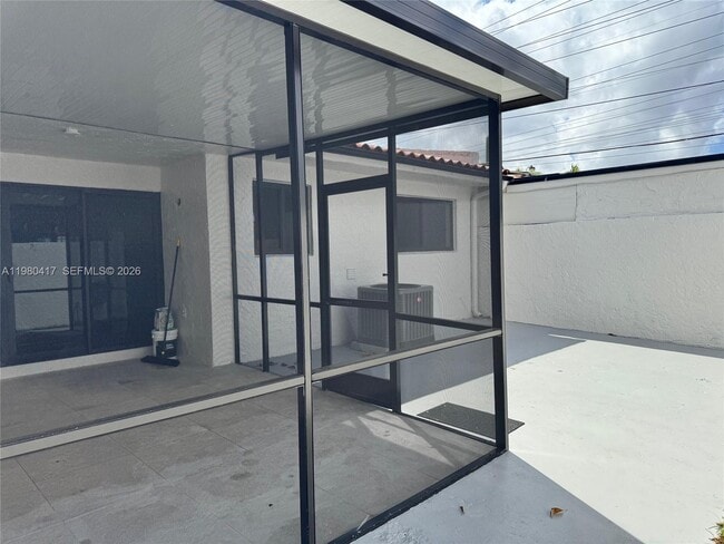 Building Photo - 9425 SW 4th Ln