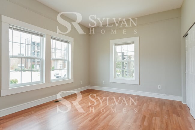 Building Photo - Cute, cozy and comfortable