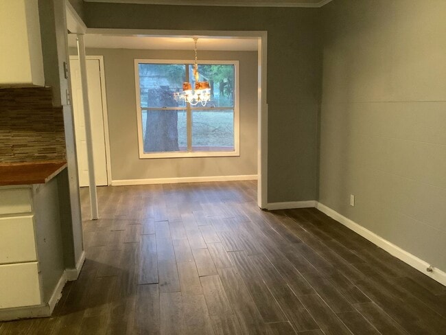 Building Photo - 2 Bedroom 1 Bath available for Rent