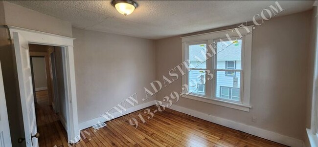 Building Photo - Large 2-story 4 Bed 1.5 Bath Home in Leave...