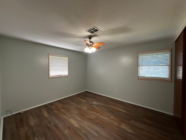 Building Photo - 3 Bedroom, 1.5 Bathroom, Brick Home with large yard, and garage