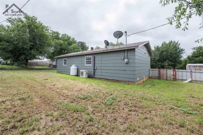 Building Photo - 410 W Pecan Ave