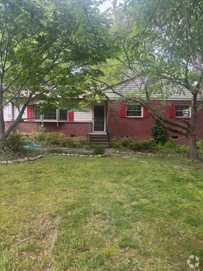 Building Photo - Updated 4 bedroom in Taylors